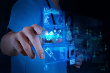 Modern bilgisayar arayüzü ile çalışan tıp doktoru