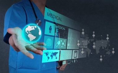 Modern bilgisayar arayüzü ile çalışan tıp doktoru