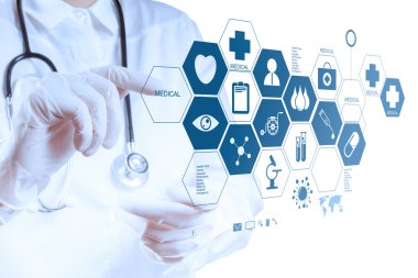 Modern bilgisayar arayüzü ile çalışan tıp doktoru elleri