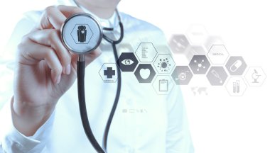 Tıp doktoru el modern bilgisayar arayüzü ile çalışma