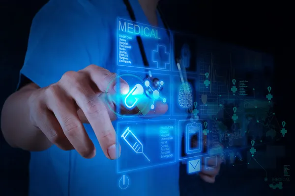 Modern bilgisayar arayüzü ile çalışan tıp doktoru