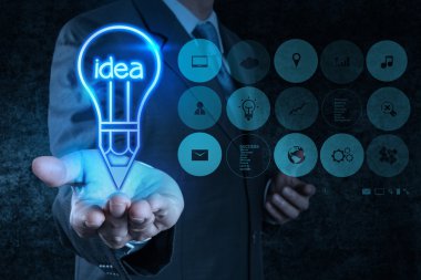 ampul yeni bilgisayar arayüzü ile işadamı el berabere