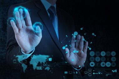 bulut bilgi işlem diyagramı ile yeni bilgisayarda çalışan iş adamı