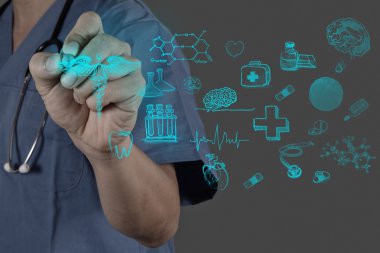 Tıp doktoru el modern bilgisayar arayüzü ile çalışma