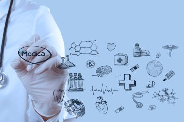 Tıp doktoru el modern bilgisayar arayüzü ile çalışma