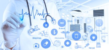 Tıp doktoru el modern bilgisayar arayüzü ile çalışma