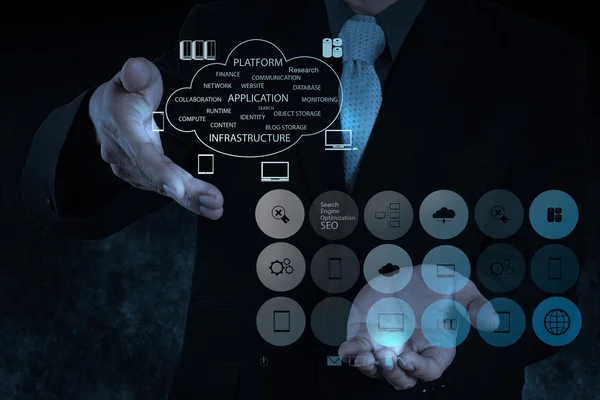 Empresário trabalhando com um diagrama de computação em nuvem no novo co — Fotografia de Stock