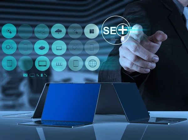 Geschäftsmann Hand zeigt Suchmaschinenoptimierung seo — Stockfoto