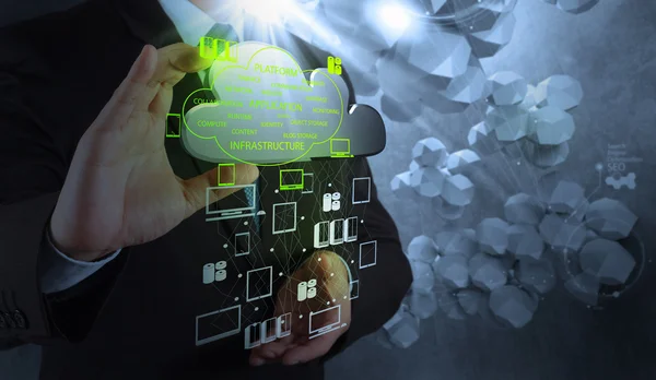 Empresário trabalhando com um diagrama de computação em nuvem no novo co — Fotografia de Stock