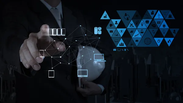 Empresario que trabaja con un diagrama de Cloud Computing en la nueva co —  Fotos de Stock