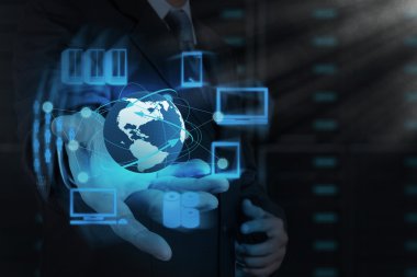 işadamı el bulut ağı gösterir