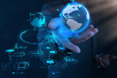 işadamı el ile yeni modern bilgisayar çalışma göstermek toprak