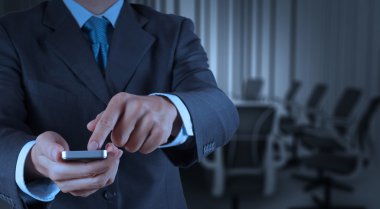 işadamı el e-posta simgesi ile con akıllı telefon bilgisayar kullanımı