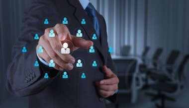 işadamı ile yeni modern bilgisayar çalışma sosyal ağ göster