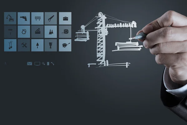 Engenheiro trabalhando com nova interface de computador mostrar edifício devel — Fotografia de Stock