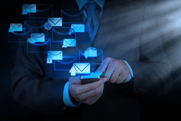 Ręce biznesmen za pomocą komputera inteligentny telefon e-mail ikona — Zdjęcie stockowe