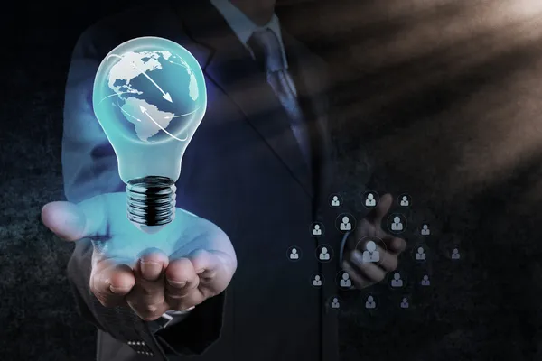 Affärsman hand visar glödlampa med planeten jorden sociala tabärare — Stockfoto