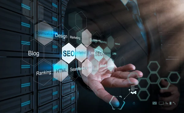 Arama Motoru Optimizasyonu kavram olarak gösterilen işadamı el