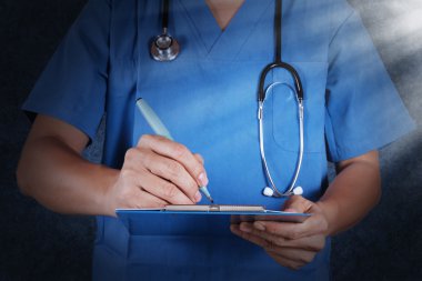 tıbbi doktor stetoskop yazı ile