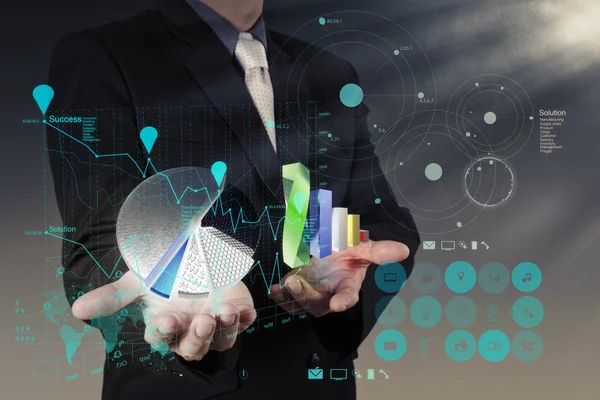Homem de negócios mão desenhando um gráfico de torta — Fotografia de Stock