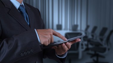tablet bilgisayar ve Yönetim Kurulu Odası kullanarak iş adamı ele