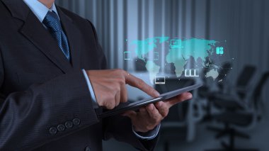 tablet bilgisayar ve Yönetim Kurulu Odası kullanarak iş adamı ele