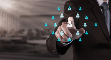 işadamı ile yeni modern bilgisayar çalışma sosyal ağ göster
