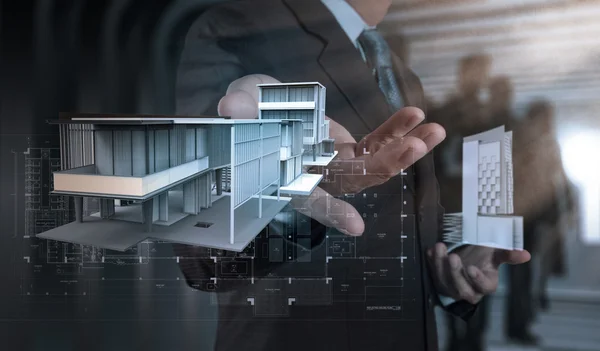 Üzletember kézzel ház modell bemutatja a korszerű számítógépes — Stock Fotó