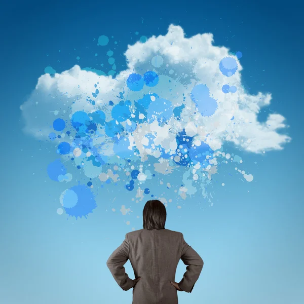 Empresario buscando con Cloud Computing signo como salpicaduras de colores a — Foto de Stock