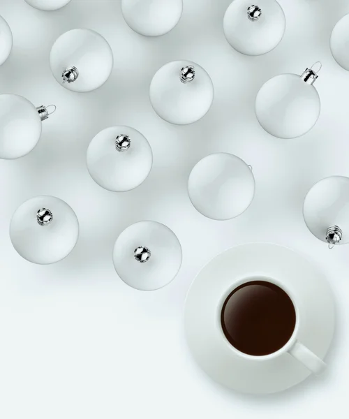 Boules de Noël et tasse de café — Photo