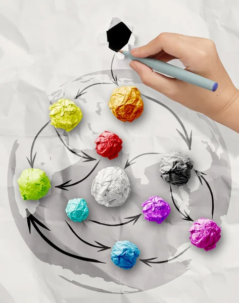 Рука рисует красками помятую бумагу, как структура социальной сети на — стоковое фото