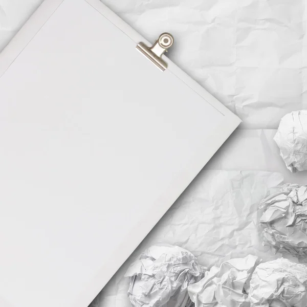 Beyaz buruşuk kağıt arka plan doku ve boş kompozisyon — Stok fotoğraf