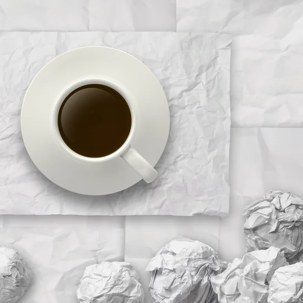 Café débordant d'une tasse 3d sur papier froissé backgrouund — Photo