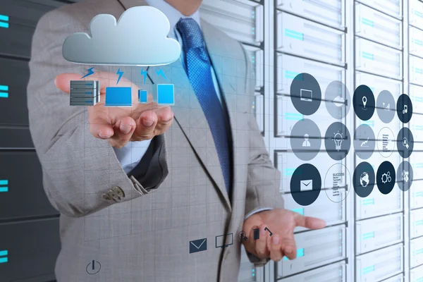 Empresario trabajando a mano con un diagrama de Cloud Computing — Foto de Stock