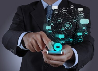 işadamı el e-posta simgesi ile akıllı telefon bilgisayar kullanımı