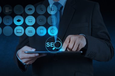 arama motoru optimizasyonu seo gösterilen işadamı el