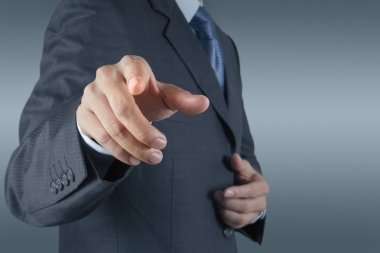 sanal ekran üzerinde hayali bir düğmeye basarak işadamı
