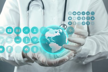 Tıp doktoru el modern bilgisayar arayüzü ile çalışma