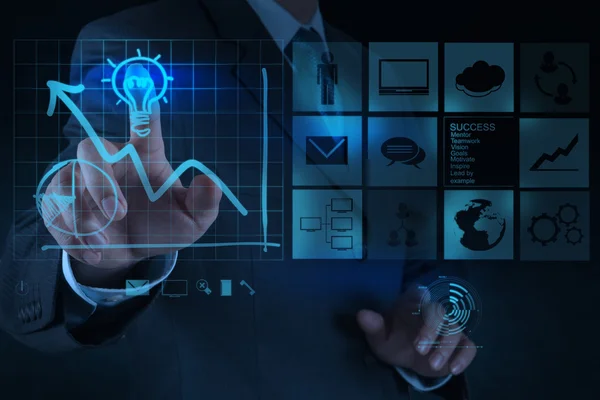 Affärsman hand drar glödlampa med ny datorgränssnitt som — Stockfoto