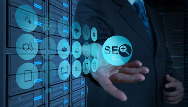 Mâna omului de afaceri care arată optimizarea motorului de căutare SEO — Fotografie, imagine de stoc