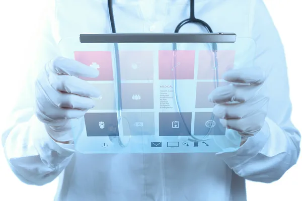 Лікар медицини, що працює з сучасним комп'ютерним інтерфейсом — стокове фото