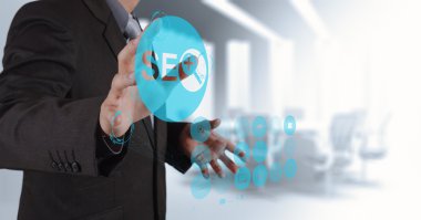 arama motoru optimizasyonu seo gösterilen işadamı el