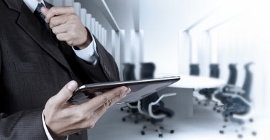 işadamı el dijital tablet ile çalışma