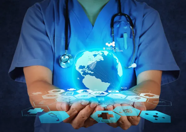 Arts bedrijf een wereldbol in haar handen als medische net — Stockfoto