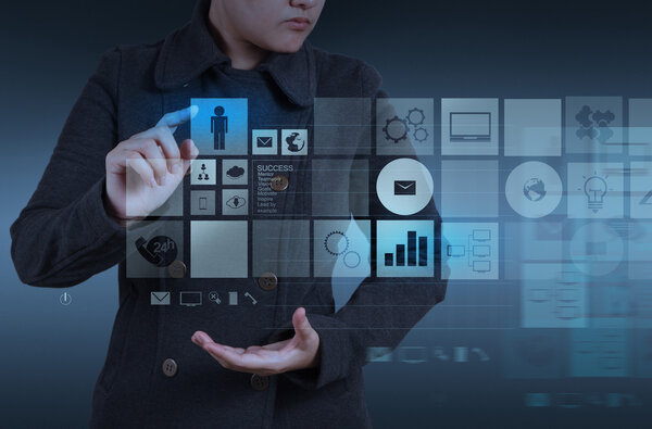 Дизайнер сайтов, работающий с новым компьютерным интерфейсом в качестве деси
