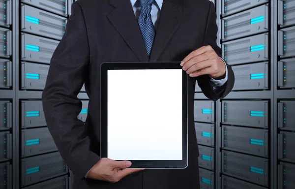 Homem de negócios mão mostra computador tablet em branco e bac sala de servidor — Fotografia de Stock