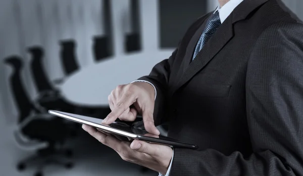 Geschäftsmann arbeitet mit digitalem Tablet — Stockfoto