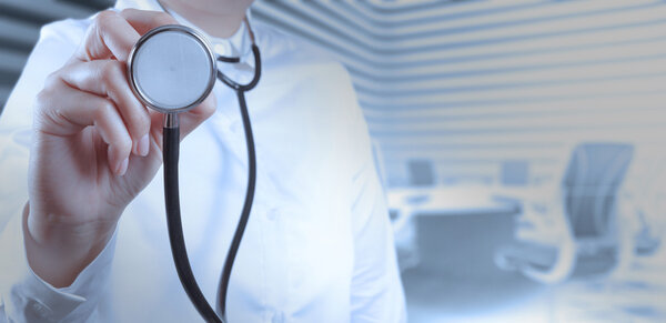 Доктор со стетоскопом в руках