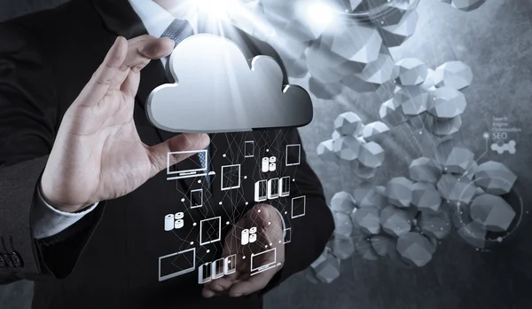 Бизнесмен, работающий с диаграммой Cloud Computing над новым кооперативом — стоковое фото