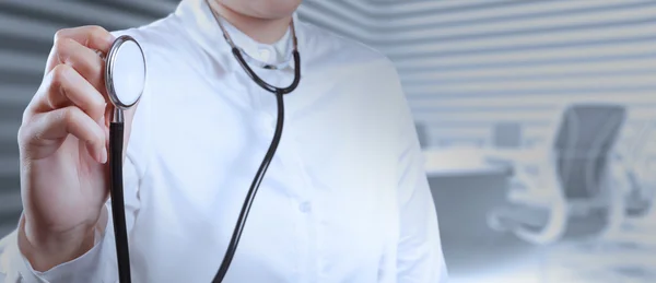 Doktor se stetoskopem v rukou — Stock fotografie